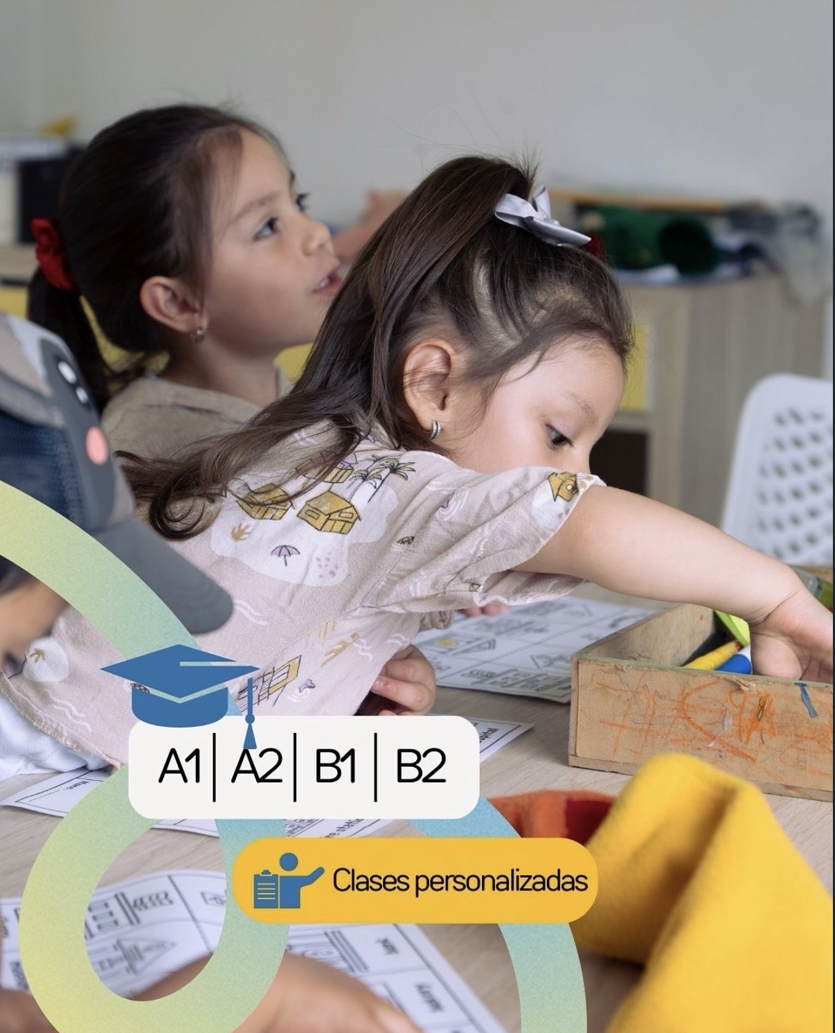 Estudiantes practicando inglés de forma interactiva en clase