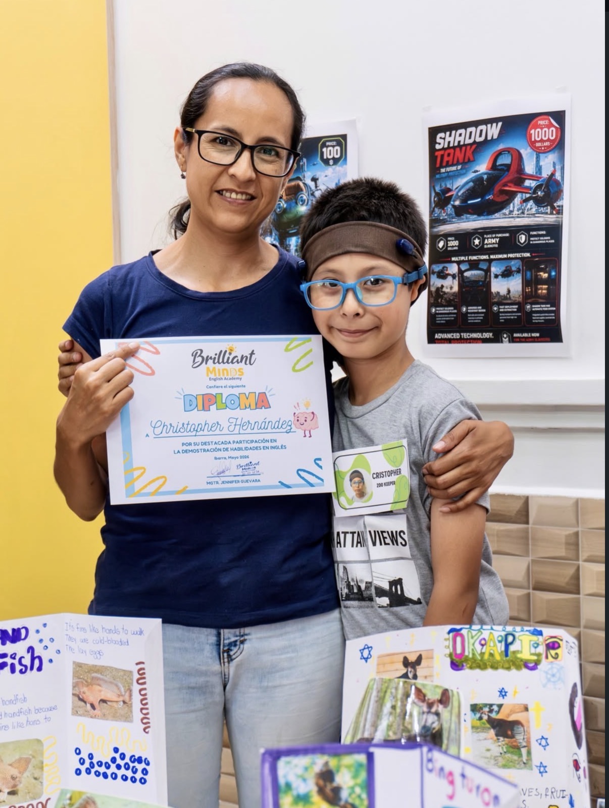 Estudiante recibiendo su diploma de Brilliant Minds