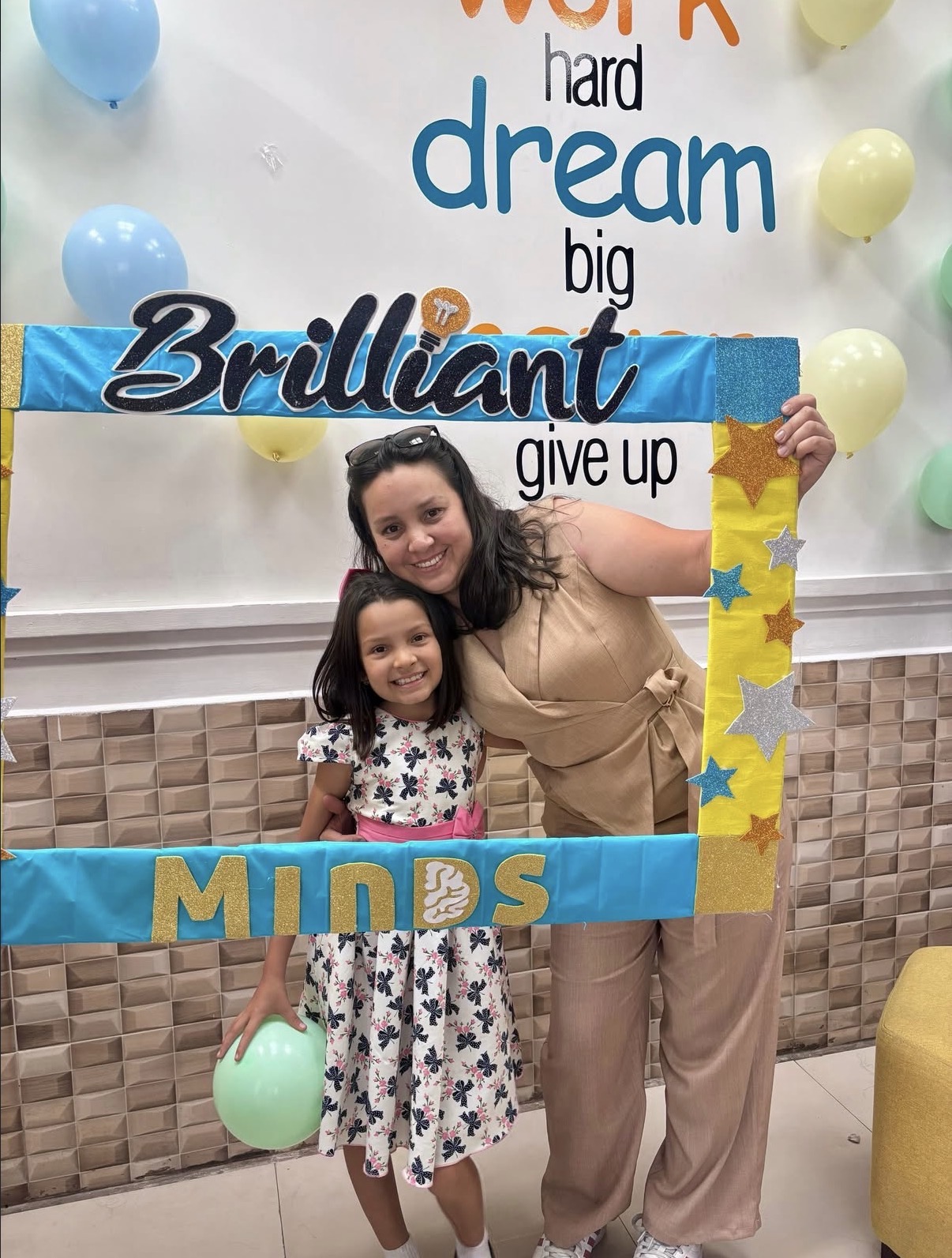 Familia celebrando en la academia Brilliant Minds
