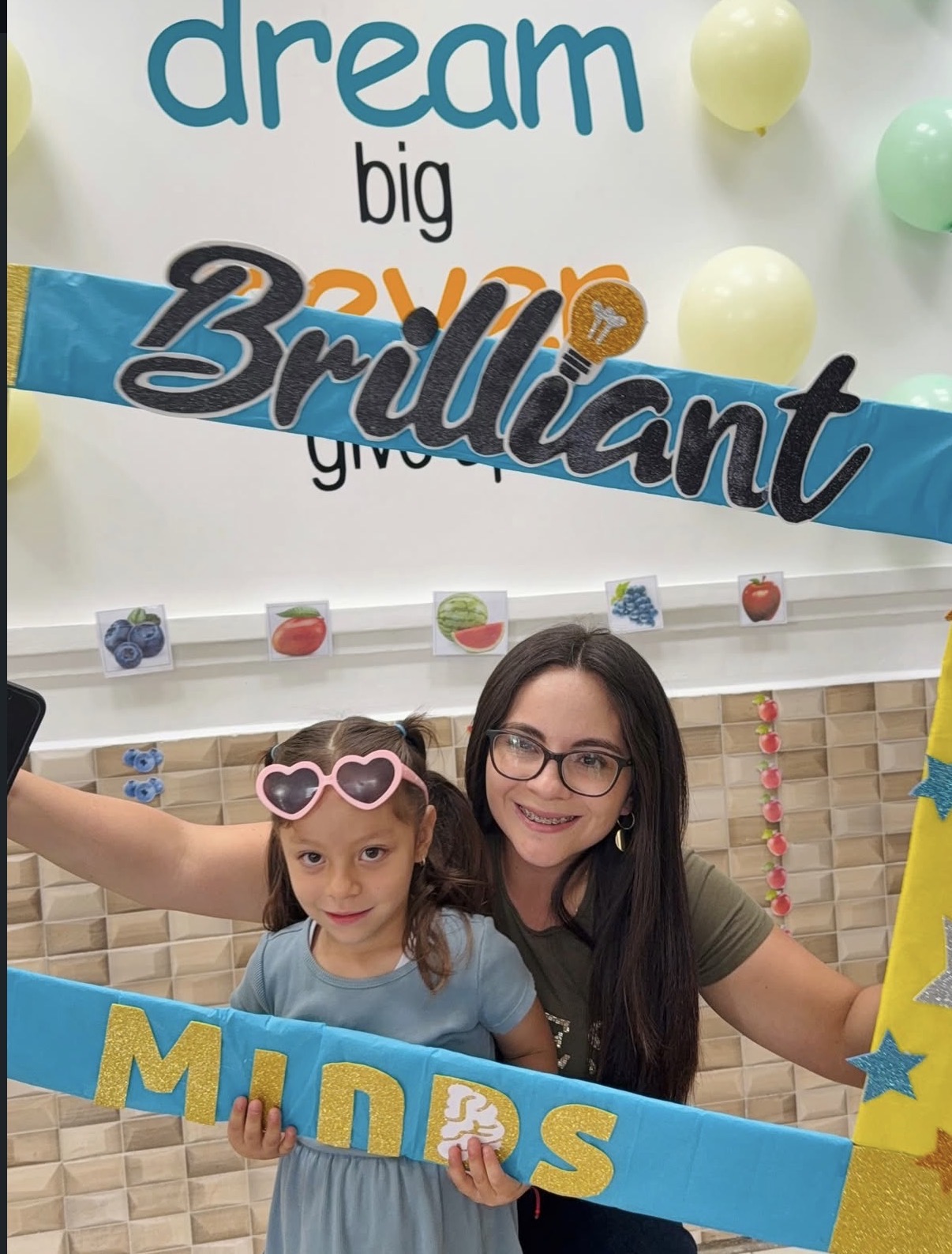 Celebración con globos en Brilliant Minds