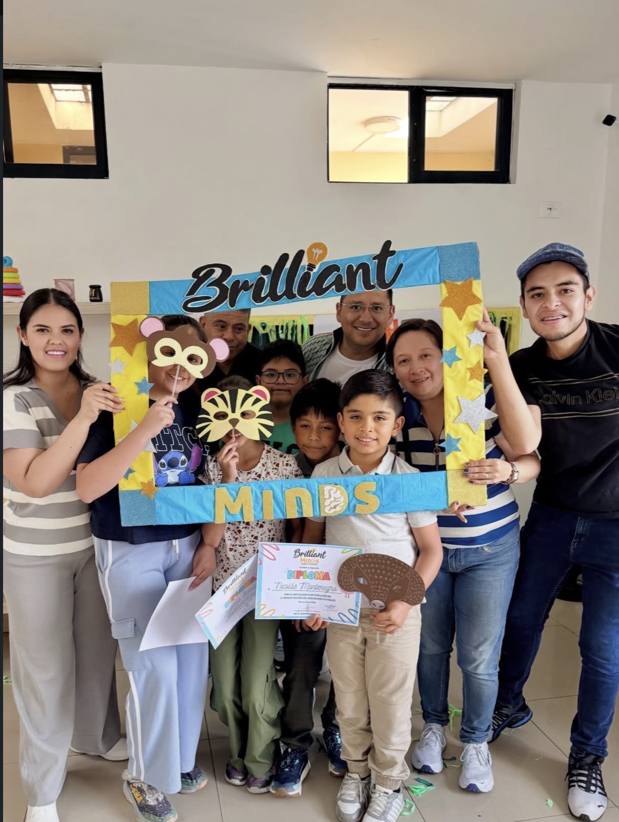Grupo de estudiantes y familias con marco de fotos Brilliant Minds