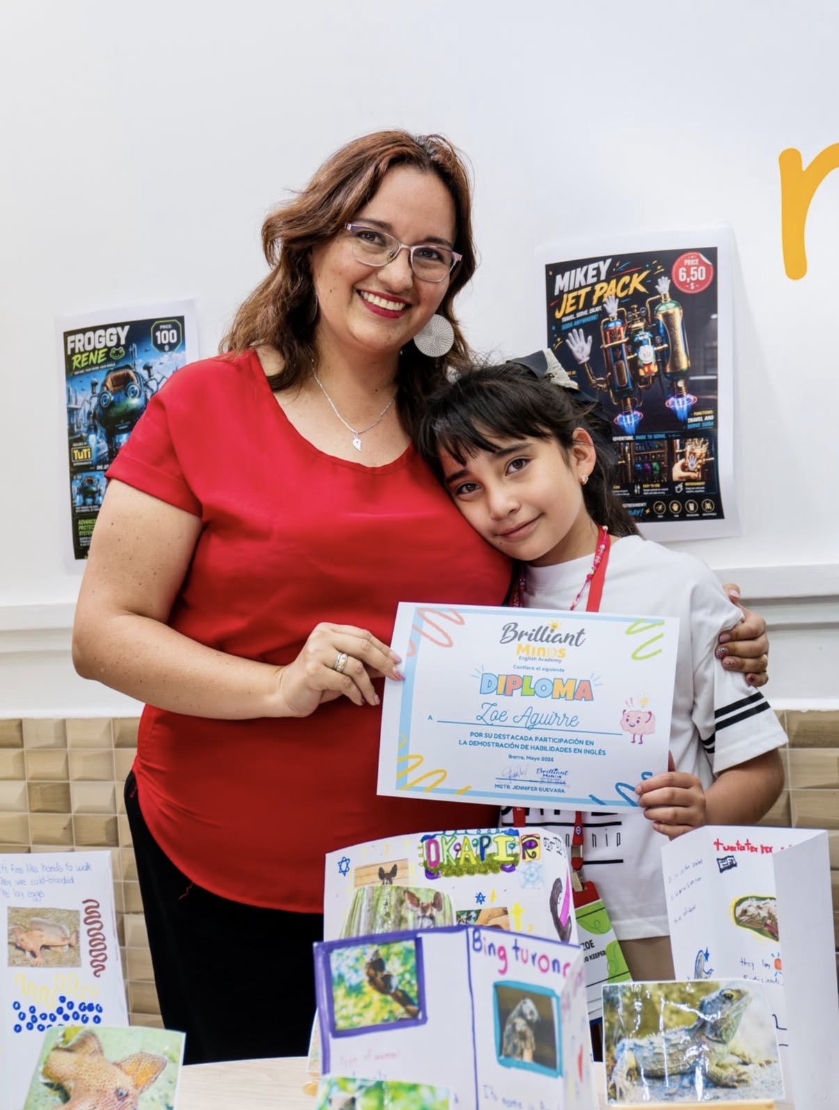 Estudiante mostrando su diploma junto a su madre