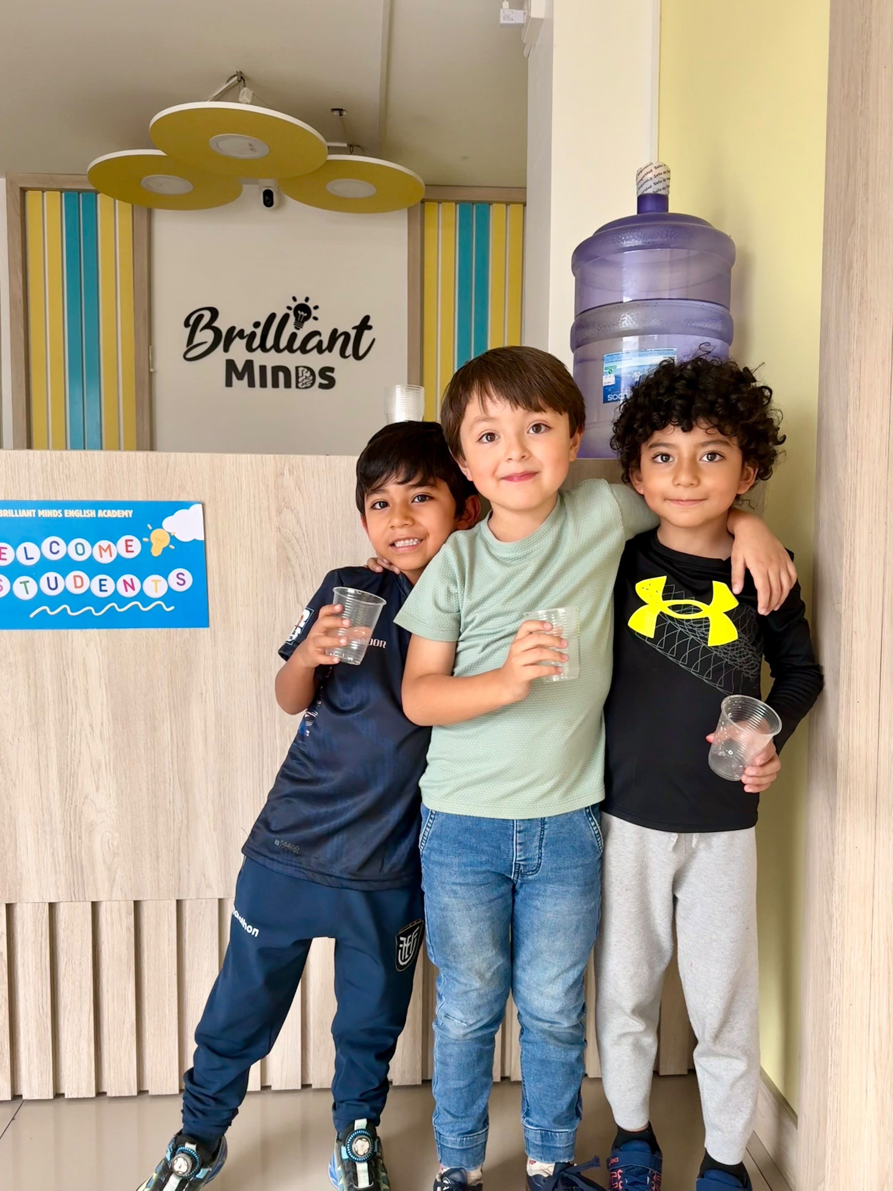 Niños estudiantes de Brilliant Minds en la recepción de la academia