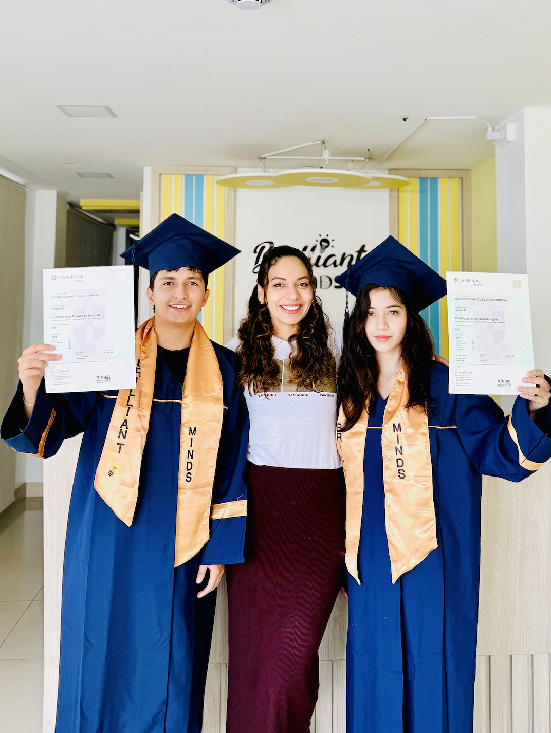 Estudiantes adolescentes graduados con sus certificados Cambridge
